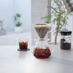 Dripper V60 02 z Tritanu z boku s žebrováním Dripper V60 02 z Tritanu z boku s žebrováním