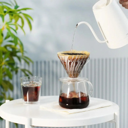Pohled shora do čirého driperu Hario V60 02 Pohled shora do čirého driperu Hario V60 02
