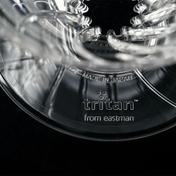 Dripper Hario V60 02 z Tritanu nasazený na hrnku Dripper Hario V60 02 z Tritanu nasazený na hrnku