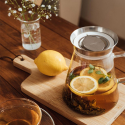 Sítko v konvičce Hario Tea Server Simply zblízka
