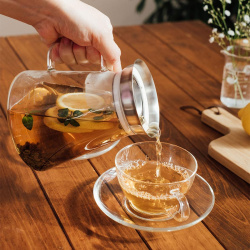 Skleněné víko konvičky Hario Tea Server položené na stole