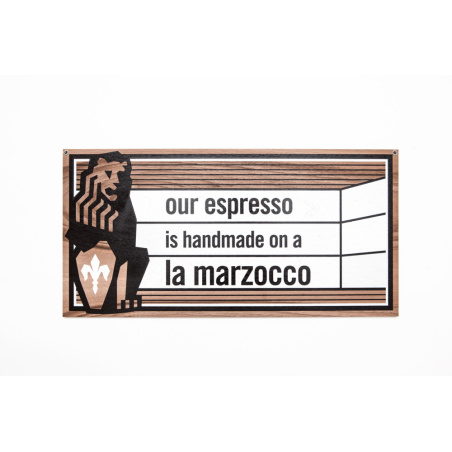 Ručně zhotovená dřevěná cedule La Marzocco, rozměr 48 × 24 cm