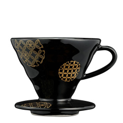 Černý keramický dripper Hario AYA V60 02 Shippou, celkový pohled Černý keramický dripper Hario AYA V60 02 Shippou, celkový pohled