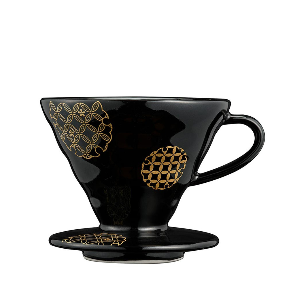 Černý keramický dripper Hario AYA V60 02 Shippou, celkový pohled Černý keramický dripper Hario AYA V60 02 Shippou, celkový pohled