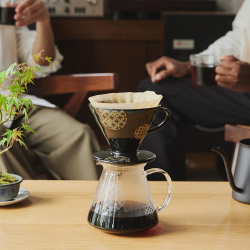 Dripper AYA V60 02 Shippou z boku s ornamentem Dripper AYA V60 02 Shippou z boku s ornamentem