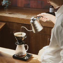 Dripper AYA V60 02 usazený na skleněné karafě Dripper AYA V60 02 usazený na skleněné karafě