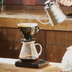 Dripper AYA Shippou při přípravě filtrované kávy Dripper AYA Shippou při přípravě filtrované kávy