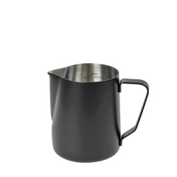 Černá konvička na mléko Rhinowares Pro Stealth o objemu 350 ml, celkový pohled
