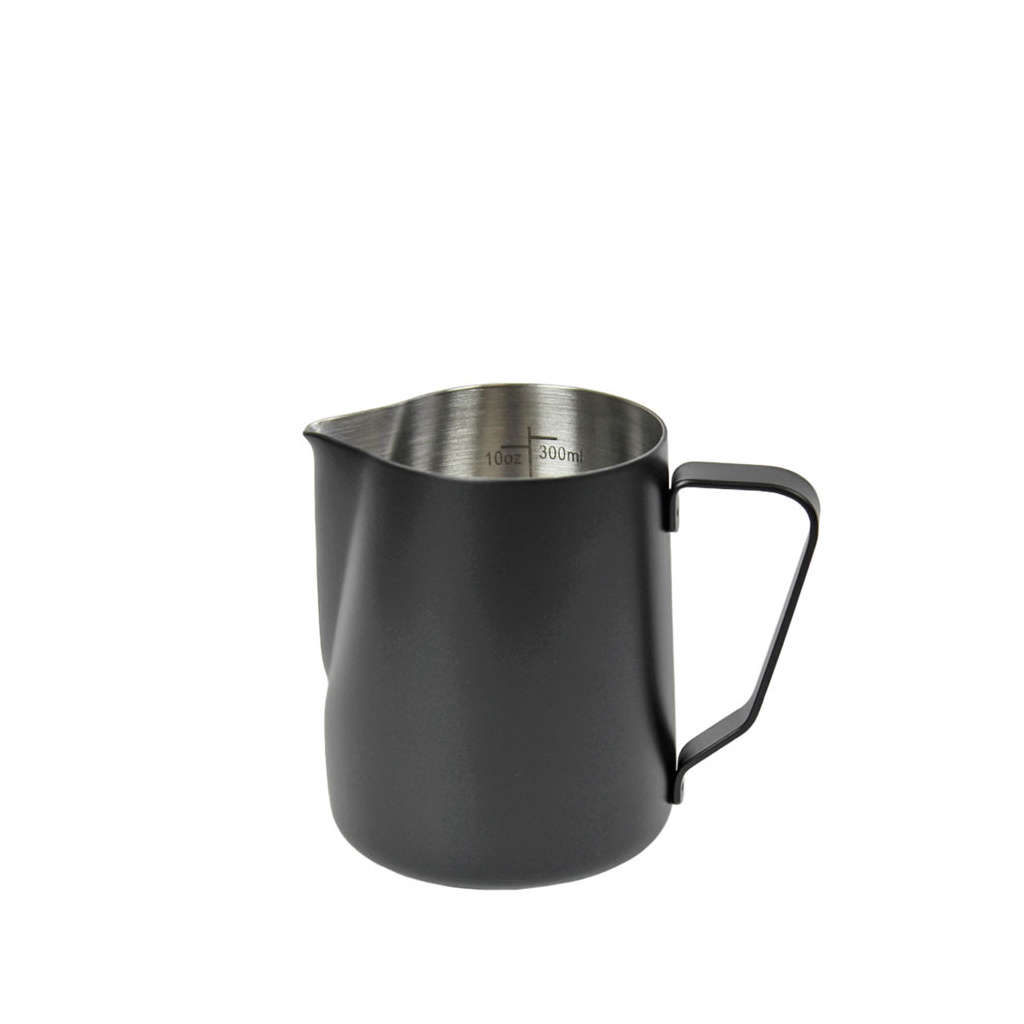 Černá konvička na mléko Rhinowares Pro Stealth o objemu 350 ml, celkový pohled