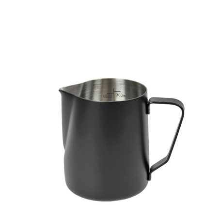 Černá konvička na mléko Rhinowares Pro Stealth o objemu 350 ml, celkový pohled