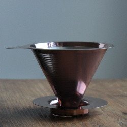 Dripper Double Mesh Pink Gold usazený na karafě Dripper Double Mesh Pink Gold usazený na karafě