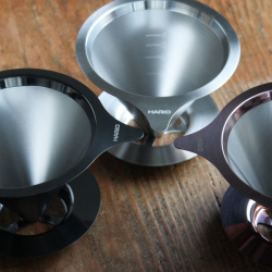 Dripper Hario Pink Gold při zalévání kávy Dripper Hario Pink Gold při zalévání kávy