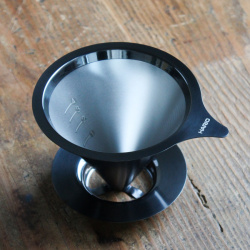 Do vnitřku driperu Metal Black při pohledu shora Do vnitřku driperu Metal Black při pohledu shora
