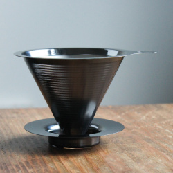 Dripper Hario Metal Black při zalévání kávy Dripper Hario Metal Black při zalévání kávy