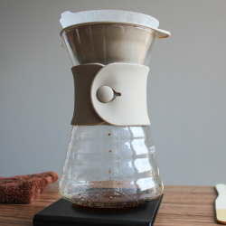 Karafa Drip Decanter při přípravě filtrované kávy Karafa Drip Decanter při přípravě filtrované kávy