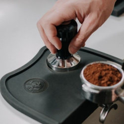 Rhinowares Pro tamper v páce při pěchování kávy