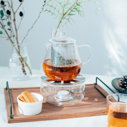 Konvice Hario Leaf Teapot z boku, vidět ouško Konvice Hario Leaf Teapot z boku, vidět ouško