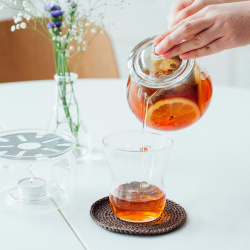 Konvice Hario Leaf Teapot při servírování čaje Konvice Hario Leaf Teapot při servírování čaje