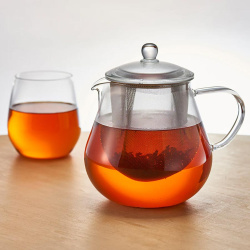 Konvice Hario Leaf Teapot zešikma na stole Konvice Hario Leaf Teapot zešikma na stole