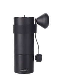 Hario Mini Black Pro z boku, vidět tělo a kliku