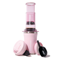 Cestovní sada AeroPress Go Plus v růžovém provedení, celkový pohled Cestovní sada AeroPress Go Plus v růžovém provedení, celkový pohled
