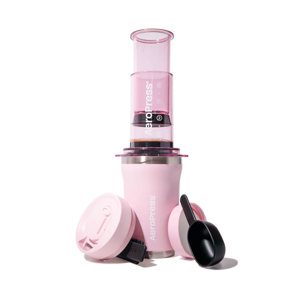 Cestovní sada AeroPress Go Plus v růžovém provedení, celkový pohled Cestovní sada AeroPress Go Plus v růžovém provedení, celkový pohled