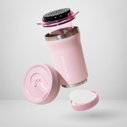 AeroPress Go Plus zavřený v hrnku z boku AeroPress Go Plus zavřený v hrnku z boku