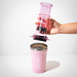 AeroPress Go Plus rozložený na jednotlivé díly AeroPress Go Plus rozložený na jednotlivé díly