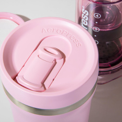 Pohled shora do hrnku sady AeroPress Go Plus Pohled shora do hrnku sady AeroPress Go Plus