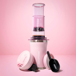 AeroPress Go Plus při pohledu zešikma na stole AeroPress Go Plus při pohledu zešikma na stole