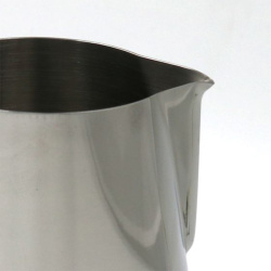 Konvička Rhinowares Classic při napěňování mléka Konvička Rhinowares Classic při napěňování mléka