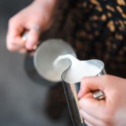 Konvička Rhinowares Classic při lití latte art Konvička Rhinowares Classic při lití latte art