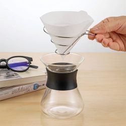 Hario Mini Coffee Dripper při pohledu z boku Hario Mini Coffee Dripper při pohledu z boku