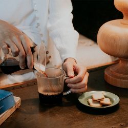 Mini dripper Hario usazený na hrnku s kávou Mini dripper Hario usazený na hrnku s kávou