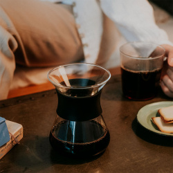 Mini Coffee Dripper při zalévání kávy vodou Mini Coffee Dripper při zalévání kávy vodou
