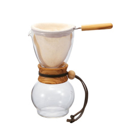 Konvice Hario Drip Pot 480 ml s látkovým filtrem z olivového dřeva, celkový pohled Konvice Hario Drip Pot 480 ml s látkovým filtrem z olivového dřeva, celkový pohled