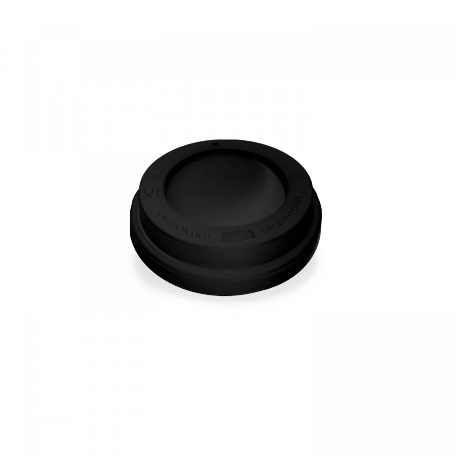 Černé plastové víčko na kelímek o objemu 100 ml na bílém pozadí