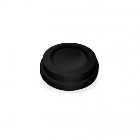 Černé plastové víčko na kelímek o objemu 100 ml na bílém pozadí