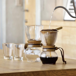 Dřevěná rukojeť konvice Hario Drip Pot zblízka Dřevěná rukojeť konvice Hario Drip Pot zblízka