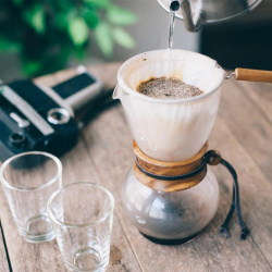 Hario Drip Pot při pomalém zalévání kávy Hario Drip Pot při pomalém zalévání kávy