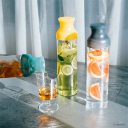 Karafa Filter-in Bottle s čajem uvnitř nádoby Karafa Filter-in Bottle s čajem uvnitř nádoby