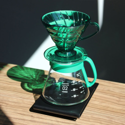 Dripper z V60 02 sady Bamboo Green zblízka Dripper z V60 02 sady Bamboo Green zblízka