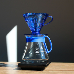 Dripper z V60 02 sady Ocean Blue zblízka Dripper z V60 02 sady Ocean Blue zblízka