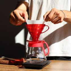 Karafa ze sady V60 02 Desert Red při pohledu z boku Karafa ze sady V60 02 Desert Red při pohledu z boku