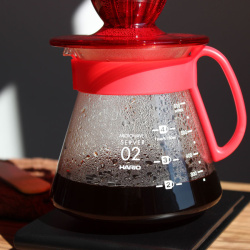 Dripper usazený na karafě v odstínu Desert Red Dripper usazený na karafě v odstínu Desert Red