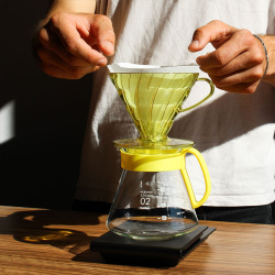 Dripper z V60 02 sady Sunflower Yellow zblízka