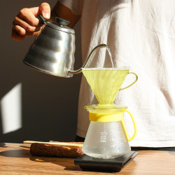 Karafa z V60 02 sady Sunflower Yellow z boku