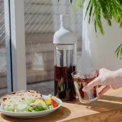 Láhev Filter-in s hotovým cold brew uvnitř