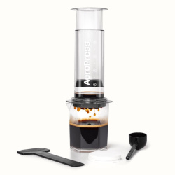 Kávovar AeroPress XL Clear o objemu 550 ml s karafou, celkový pohled Kávovar AeroPress XL Clear o objemu 550 ml s karafou, celkový pohled