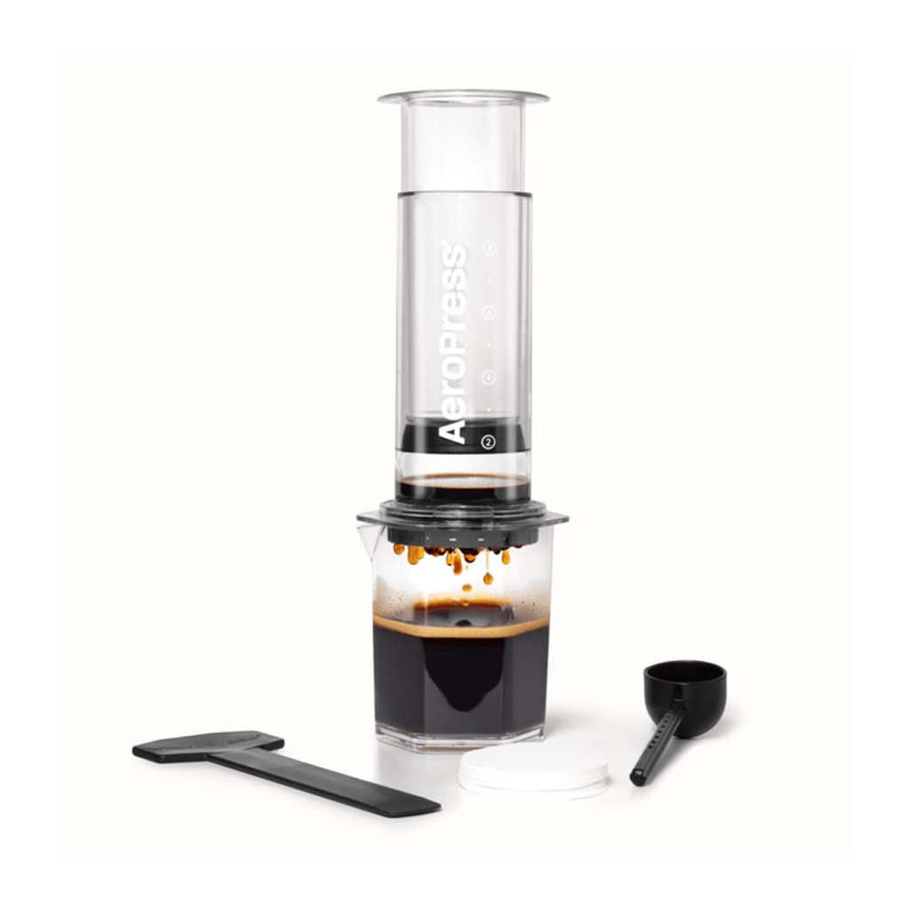 Kávovar AeroPress XL Clear o objemu 550 ml s karafou, celkový pohled Kávovar AeroPress XL Clear o objemu 550 ml s karafou, celkový pohled
